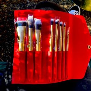 Luxie brand set of makeup brushes